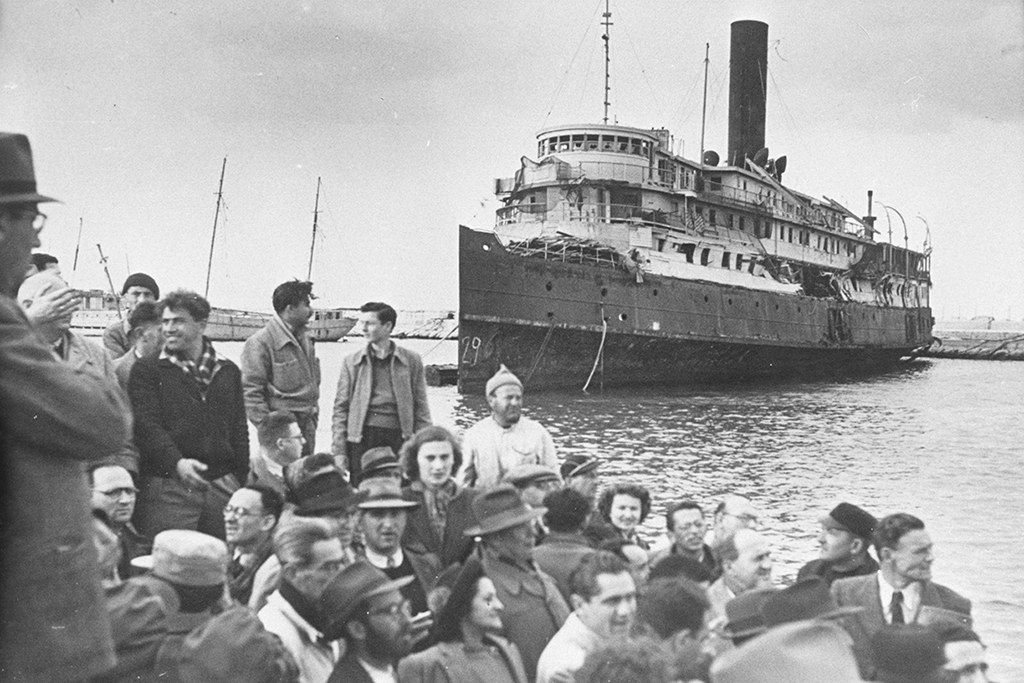 Foto von 1947 zeigt ein Flüchtlingsschiff aus Europa