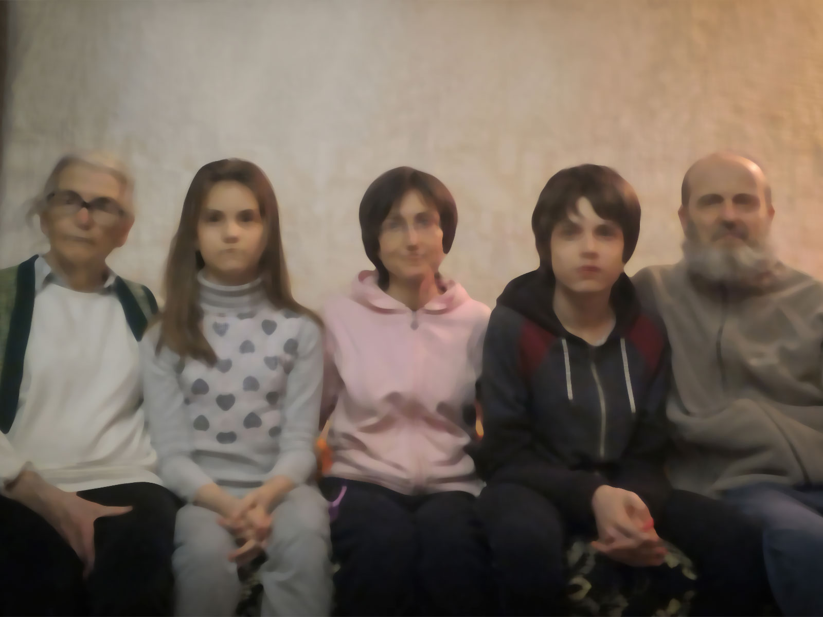 Familienmitglieder sitzen nebeneinander