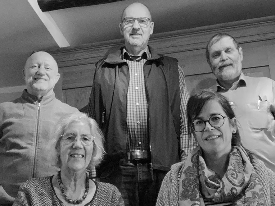 Familienmitglieder sitzen nebeneinander